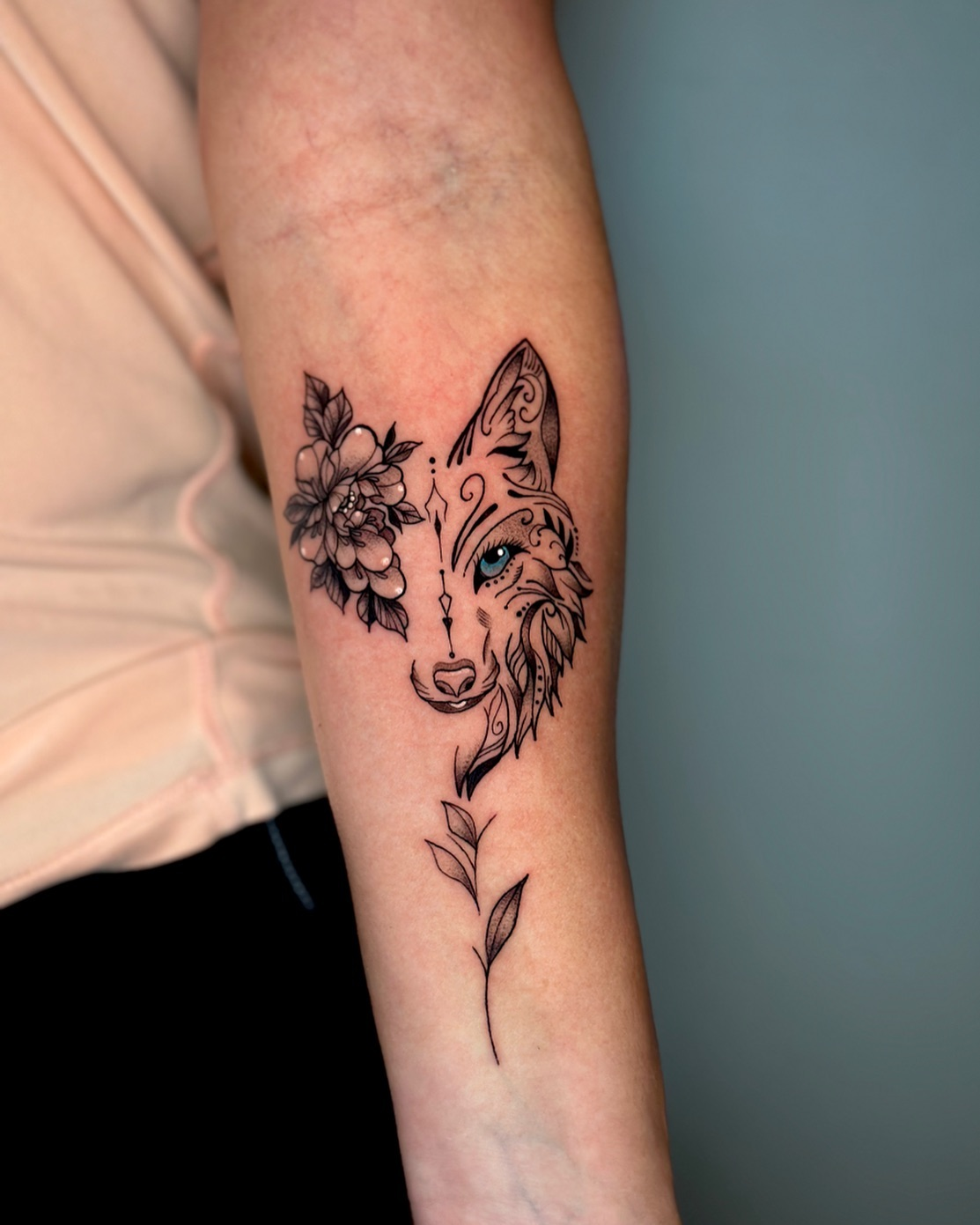Tatuagem fine line de raposa com flor — Gio Souza