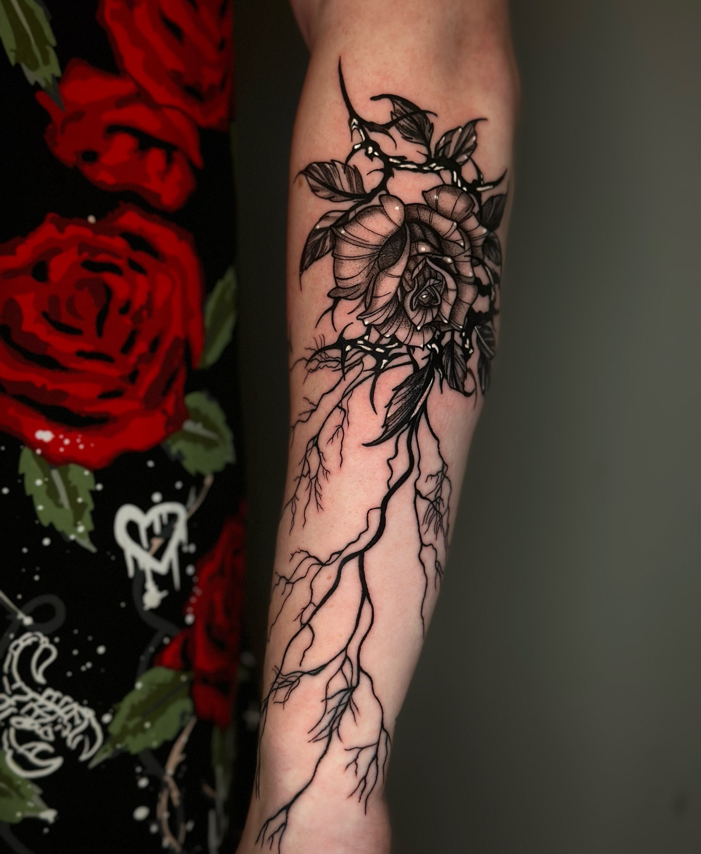Tatuagem de rosa com raízes — Gio Souza