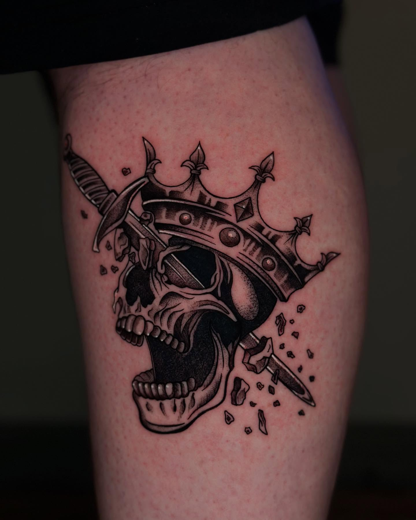 Tatuagem blackwork de caveira com coroa — Gio Souza