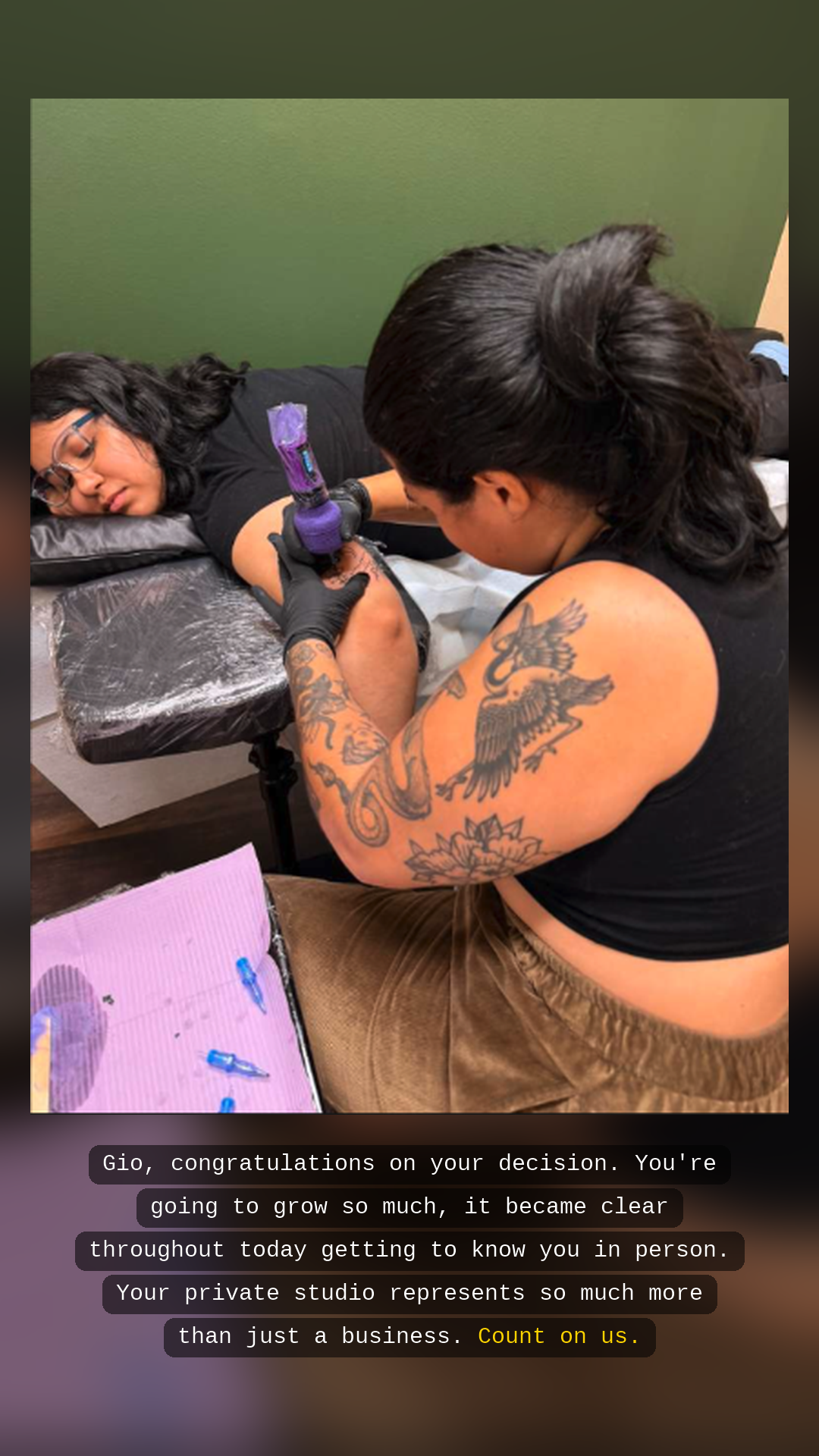 Story de Gio tatuando no Kosmos Studio com mensagem do time