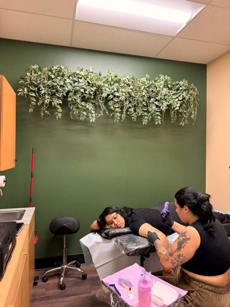 Gio Souza tatuando no Kosmos Studio